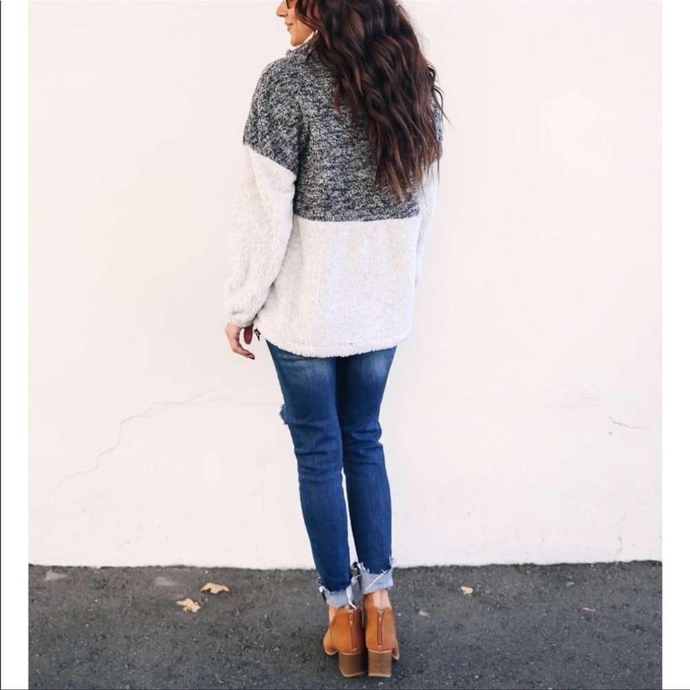 VICI- WEEKEND AT THE LODGE POCKETED PULLOVER